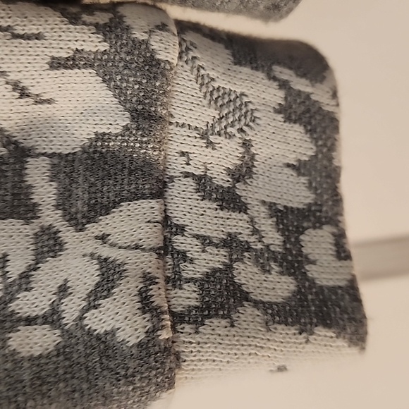 Knox Rose Gray and Cream Floral Sweater Size Large EUC - Picture 6 of 8